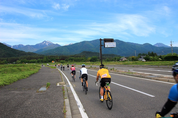 五月晴れの澄渡った青空の下、国営アルプスあづみの公園目指して車列が続きます。