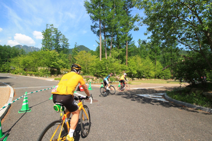 あづみの公園大町エイドを後にしてコースに戻ります。