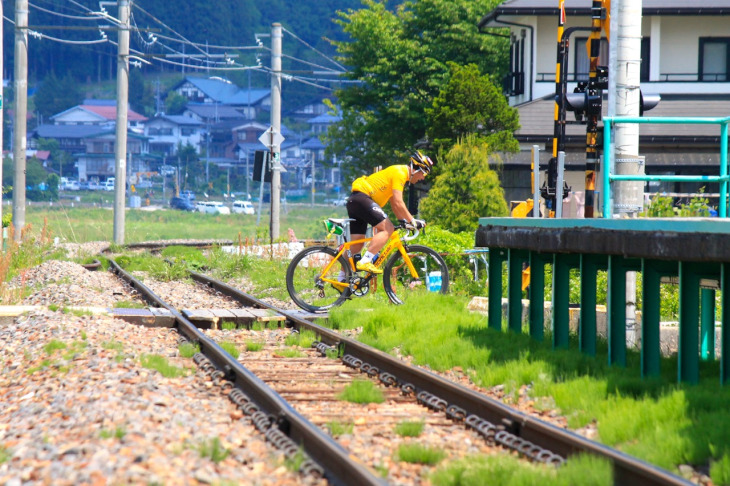 どこか懐かしい風景の大糸線を越えて行きます。