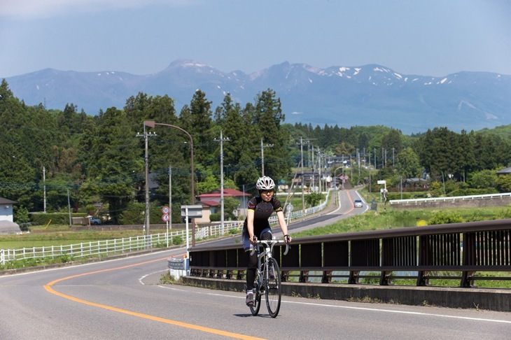 遠くに那須連山を見通すロードレースコース