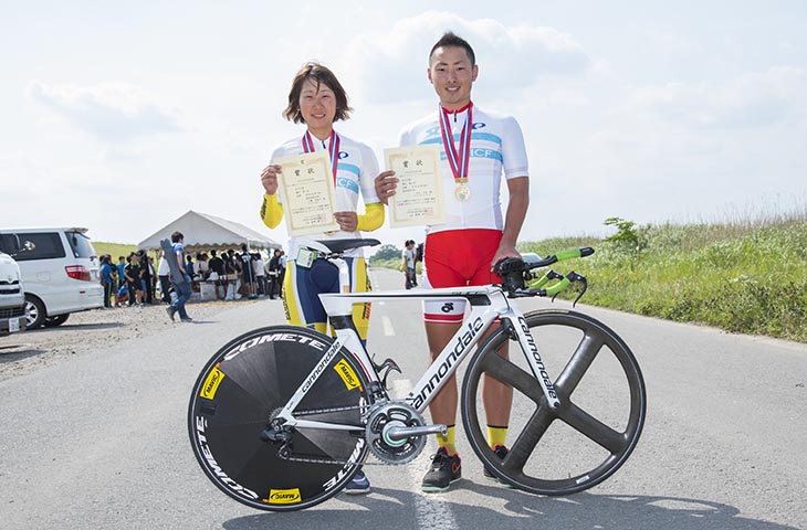 男女制覇した鹿屋体育大学の山本大喜と江藤里佳子