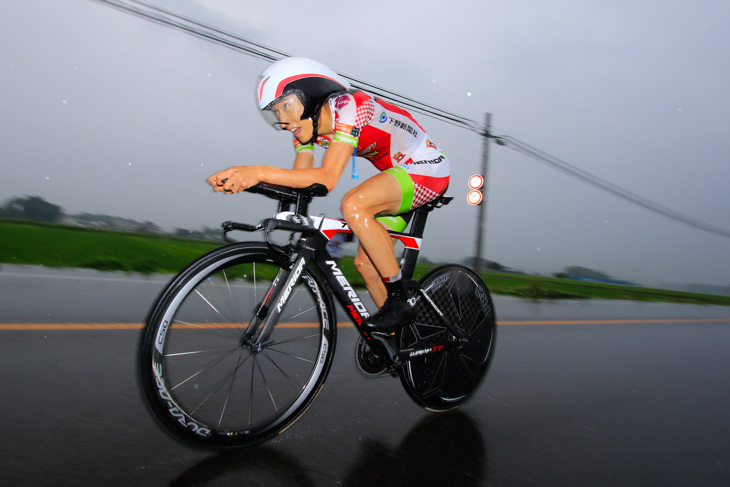 大降りになってきた雨の中を走る増田成幸(宇都宮ブリッツェン)