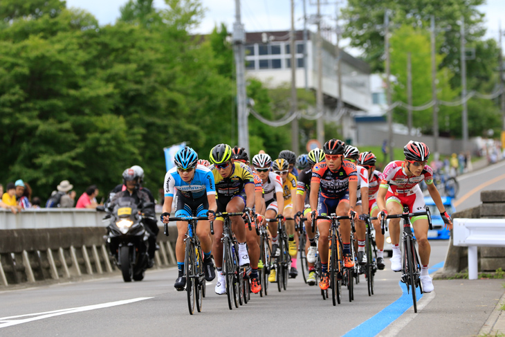 スタート3周でまとまった19人の逃げグループには増田成幸（右／宇都宮ブリッツェン）も入る