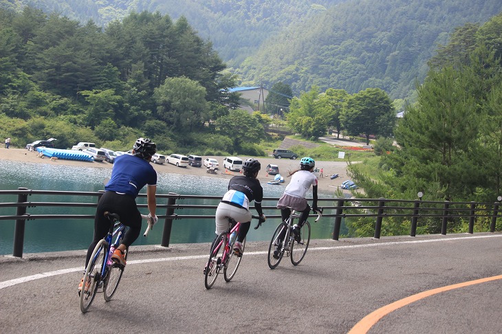 西湖の湖畔には沢山の車が止まっていました