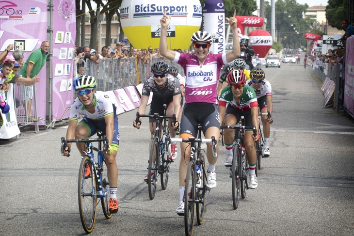 ルシンダ・ブランド(オランダ、ラボバンク・Liv)がステージ優勝。萩原麻由子(右後方、Wiggle HONDA)は5位に