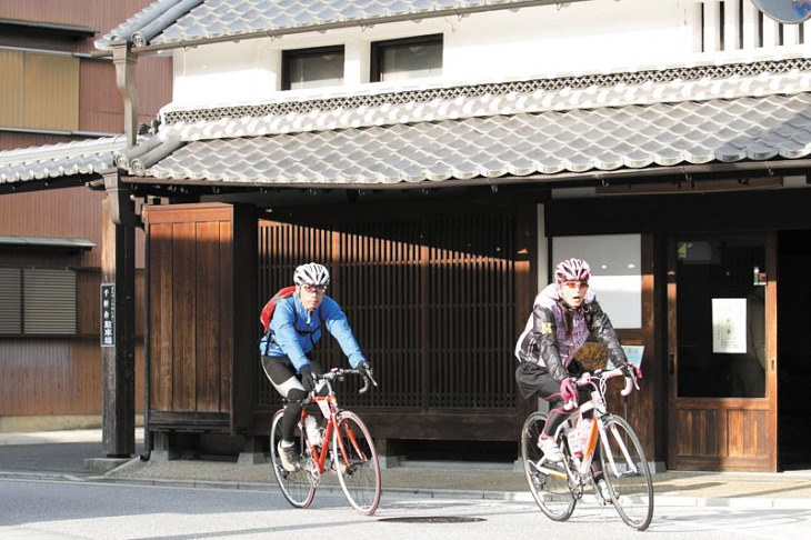 宇陀コースは趣きのある町並みのなかを走る