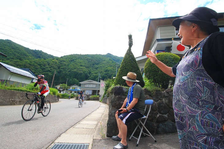 沿道で応援してくれるおばあちゃんたち