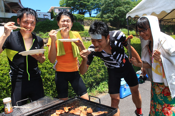 お昼ごろにはBBQからお肉が焼けるいい香りが漂ってきた。参加者もお肉や魚介を持ち寄りそれぞれ楽しんでいた