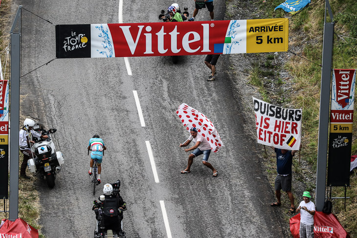 ラ・トゥッスイール峠のラスト5kmを独走で登るヴィンチェンツォ・ニーバリ(イタリア、アスタナ)