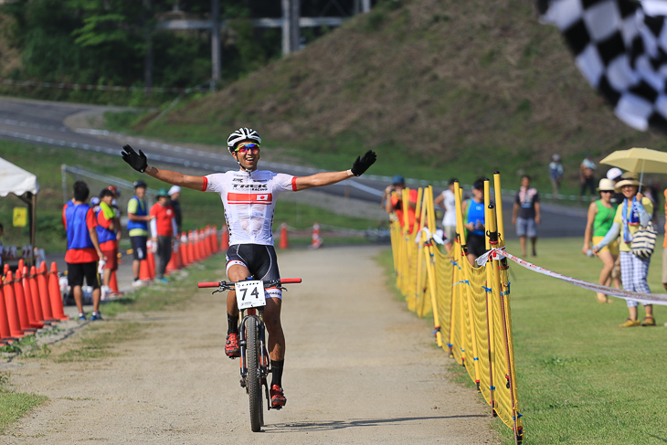 後続を大きく引き離して独走勝利を決めた山本幸平（トレックファクトリーレーシング）