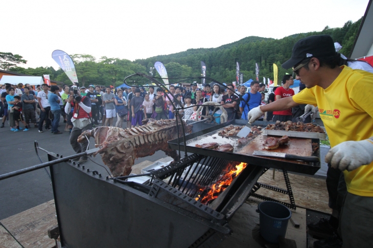 シマノバイカーズ名物の豚の丸焼きには長蛇の列ができた