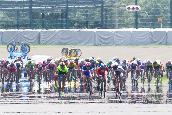 ラスト200m、4人がスプリント態勢へ