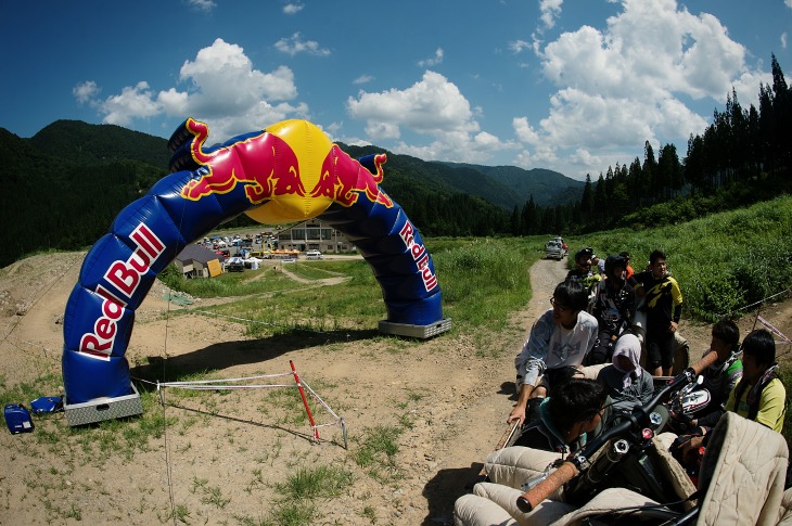 トラックはコースサイドの作業道を約20分で山頂へ到着する