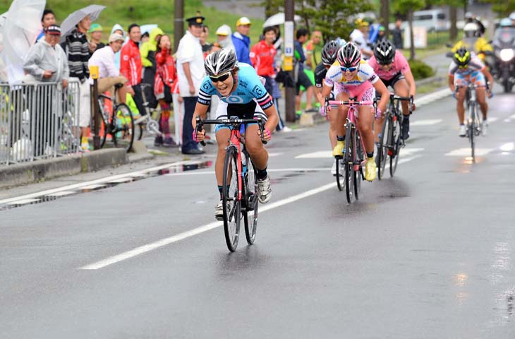 F（女子）　最後のスプリントで前に出る智野真央（Neilpryde-Nanshin Subaru Cycling）