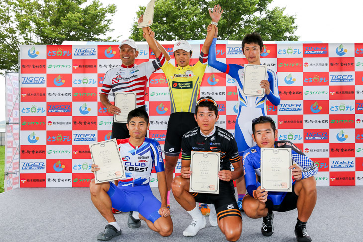 2015年9月の全日本実業団TT E1クラス表彰にて。1位　佐藤信哉（VC Fukuoka）、3位　佐藤秀和（サイクルフリーダムレーシング）