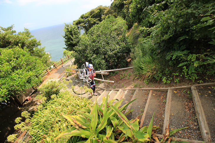 薩た峠はハイキング道のようになっているので、こうして自転車を担ぎます