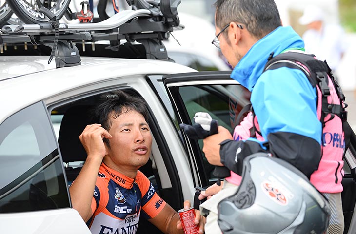 第1ステージゴール後、カメラマンの高木氏にレース状況を話す山本元喜（NIPPO-ヴィーニファンティーニ）