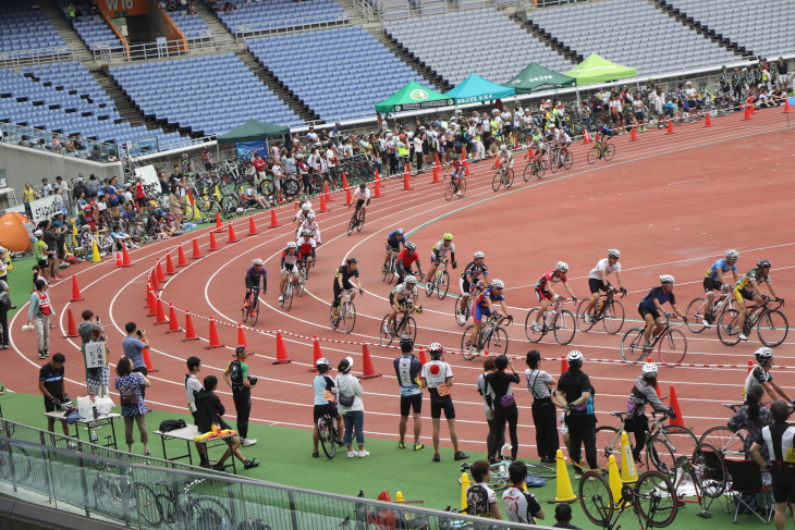 本格的な陸上トラックを自転車で走ることができる貴重な機会だ