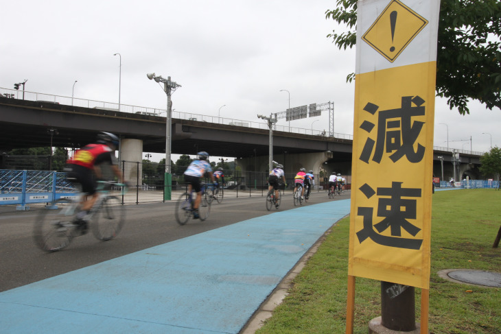 コースの至る所に安全走行を促す看板が設置された