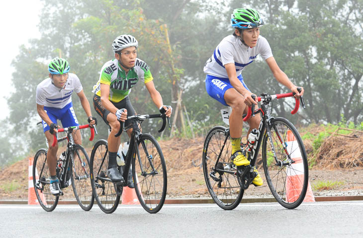 成年男子　4周目　阿曽圭佑（三重県・キナンサイクリングチーム）、安原大貴、田窪賢次（共に大阪府・マトリックスパワータグ）が先行する