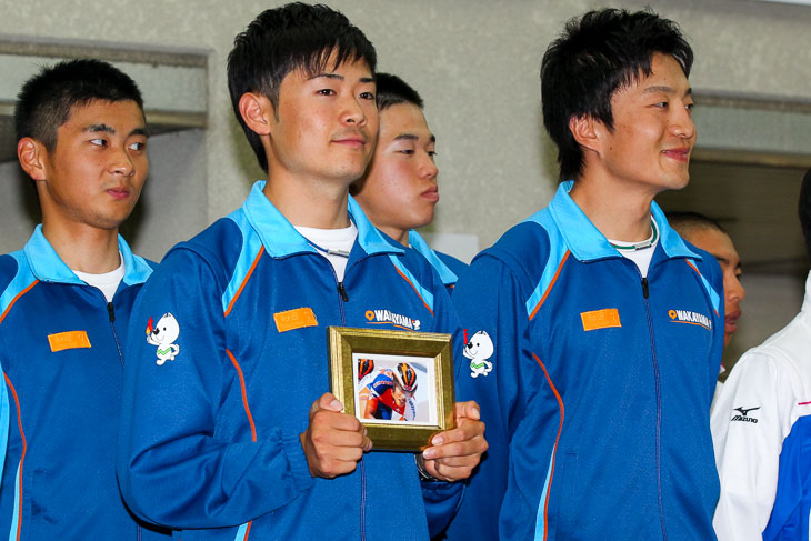 4kmチーム・パーシュート優勝の和歌山県。佐々木真也の胸には故・和田力選手の写真が