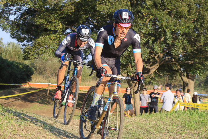 5、6位争いのランデブーを続ける濱 由嵩（SPEEDVAGEN CYCLOCROSS TEAM）と合田 正之（Cycle club 3UP）