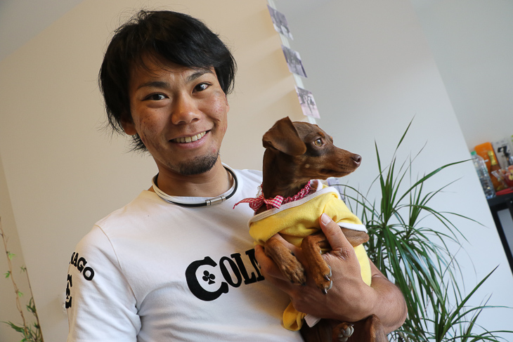 愛犬の小輪（コリン）と新城幸也（ユーロップカー）