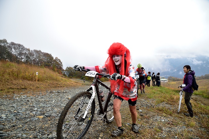 岩岳の山頂付近からみる雄大な景色と辛い上り坂。