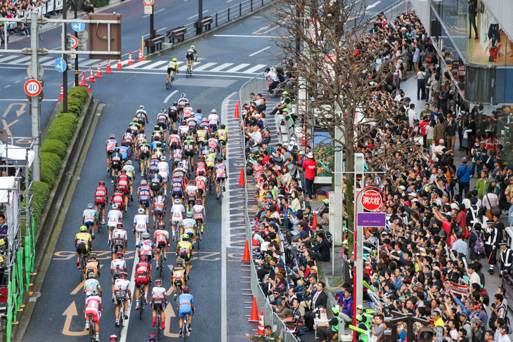 43000人の観客で埋まる沿道