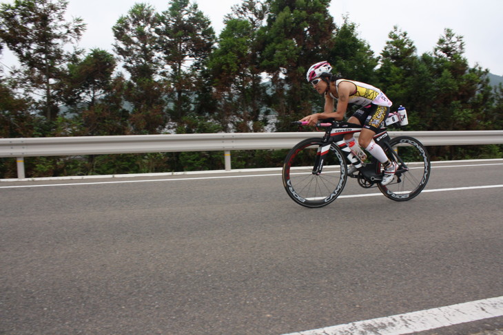 五島長崎トライアスロンでのバイクパートをこなす西内真紀。レースではパナレーサー RACE C チューブラーを使用する