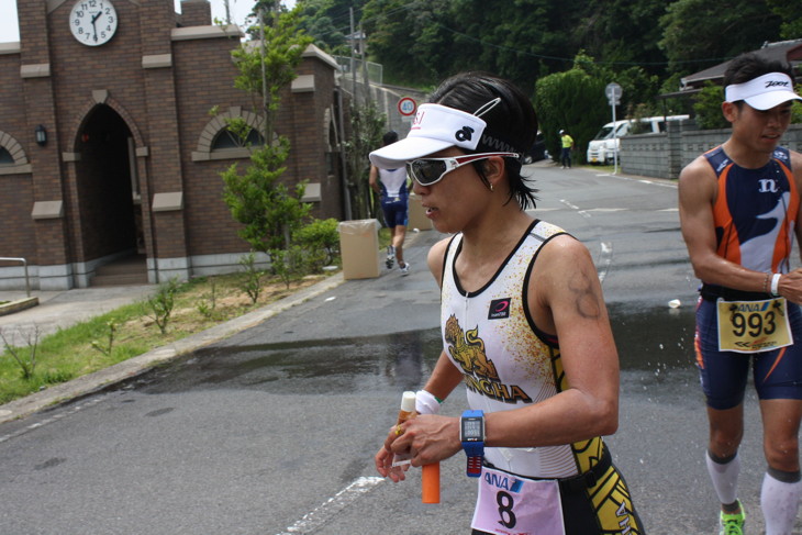 五島長崎トライアスロンのエイドで給水を受ける