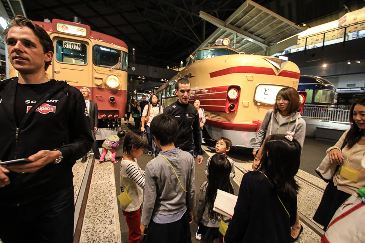 鉄道博物館で選手たちと交流する子どもたち