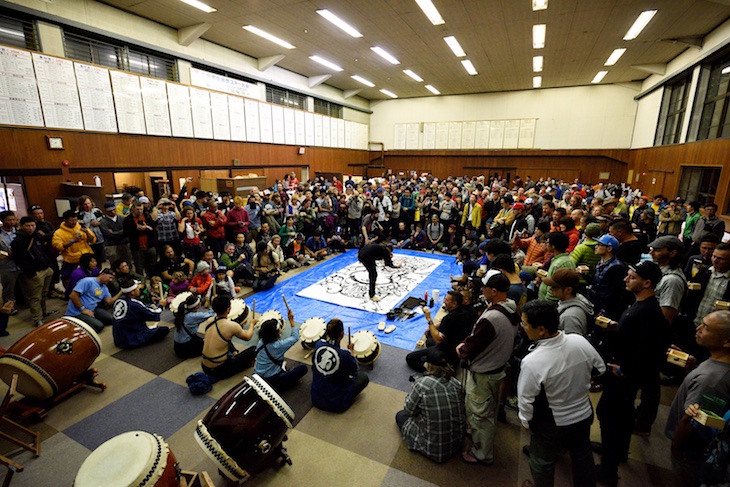 刺青師、初代・正志氏によるライブペインティングと、日本太鼓の演奏のコラボレーション。まさに日本でしかなし得ないエンターテイメントである。