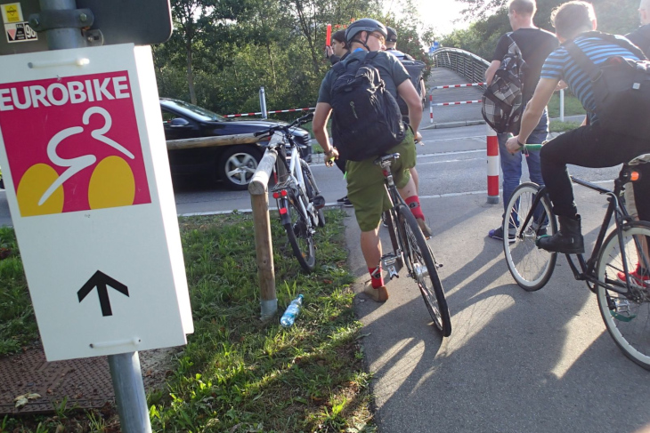 自転車を持ち込んで移動する関係者は多い