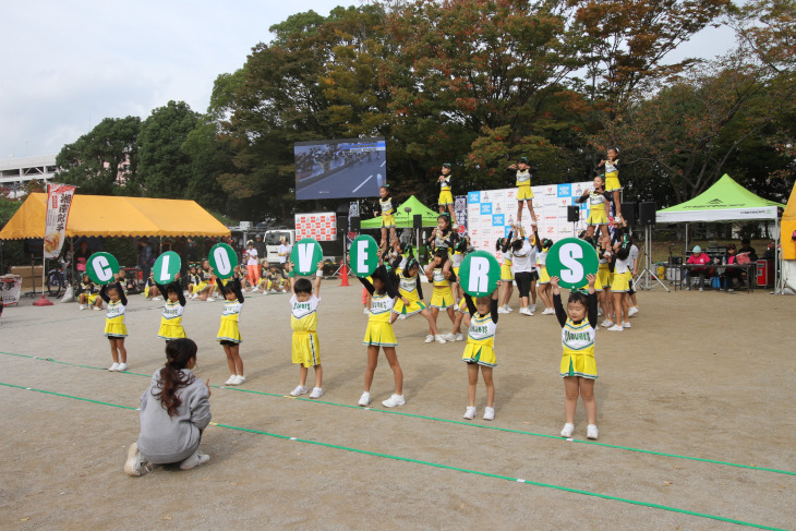 地元のチアガールたちがイベントに華を添えた