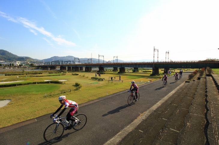 快晴に恵まれた開成水辺公園をスタートする足柄ロングライド