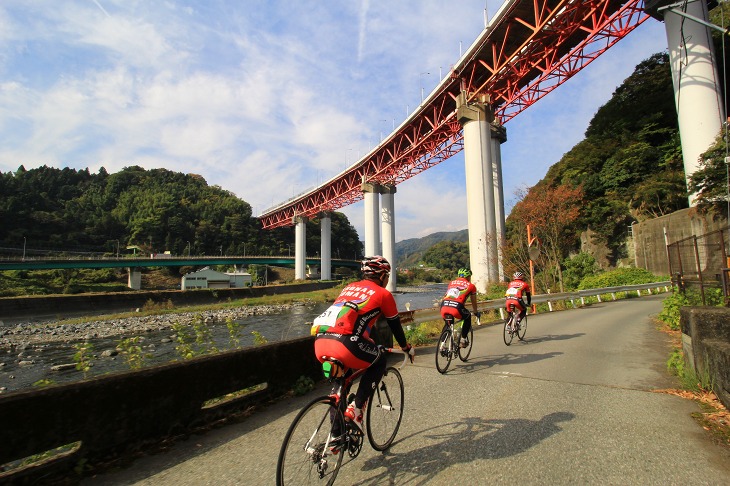 東名高速の下をくぐっていく