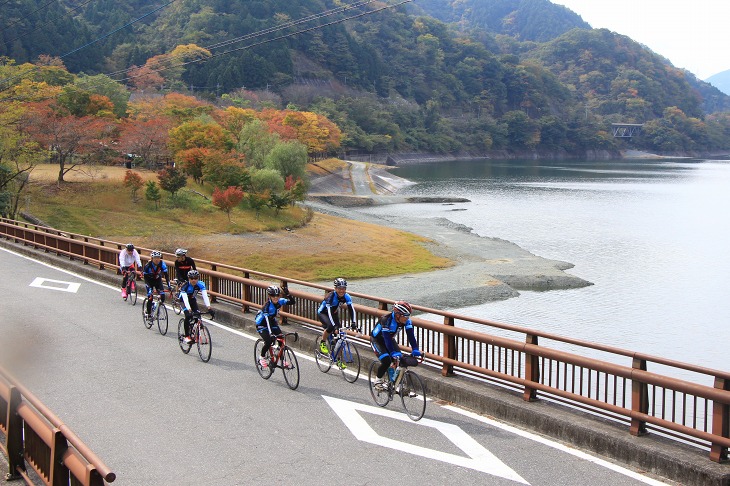 色づき始めた湖を見ながら走る