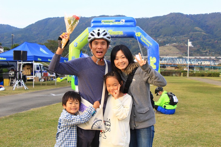 無事完走したお父さんに花束を贈ったお子さんたち。素晴らしい家族愛です！