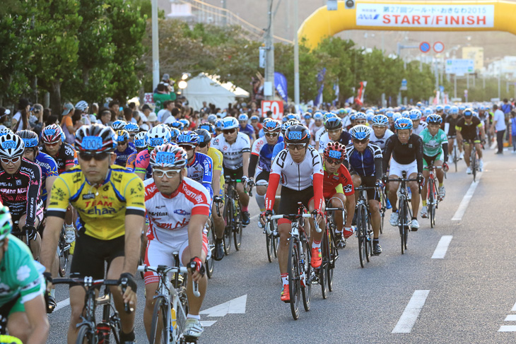 朝日を浴びてスタートする市民レース50kmフォーティー