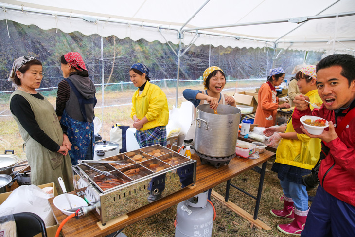 地元の方々が用意したおでんや柚子を使ったカレーライス