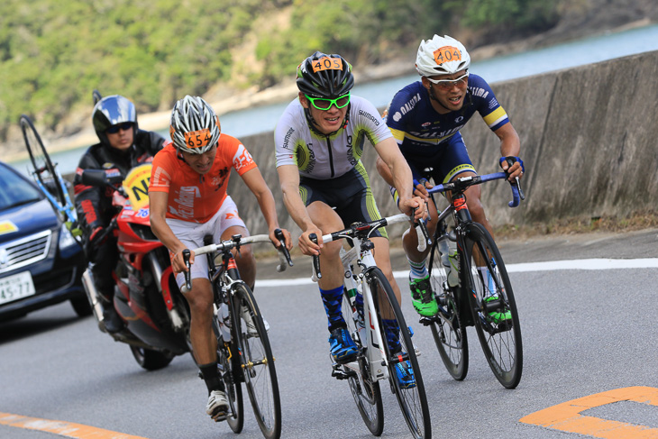 パンクにより遅れた白石真悟(シマノドリンキング)と、小畑郁(なるしまフレンド)、田崎友康(F(t)麒麟山レーシング)による追走