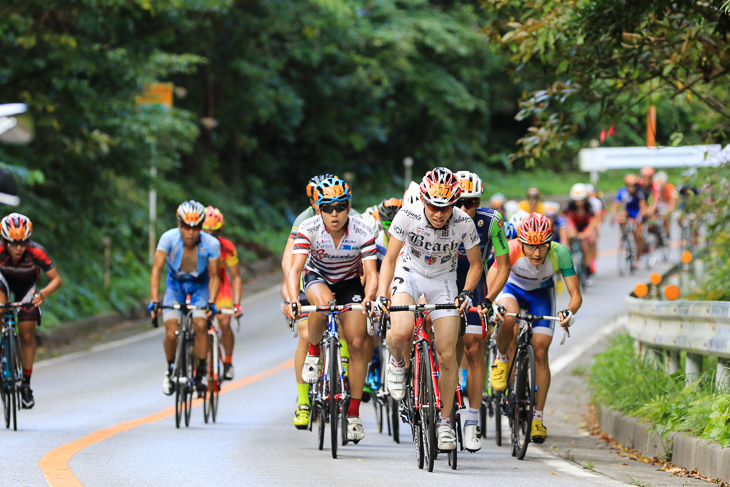 ホビーレーサーにとって最高の舞台と言われる市民210km 普久川ダムを終え補給所に差し掛かるメイン集団