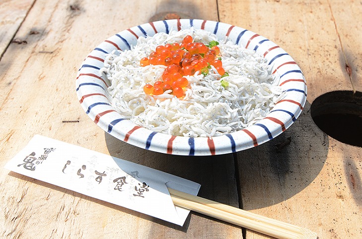 名物しらす丼。量もほどよくガッツリのイクラ乗せがまたいい