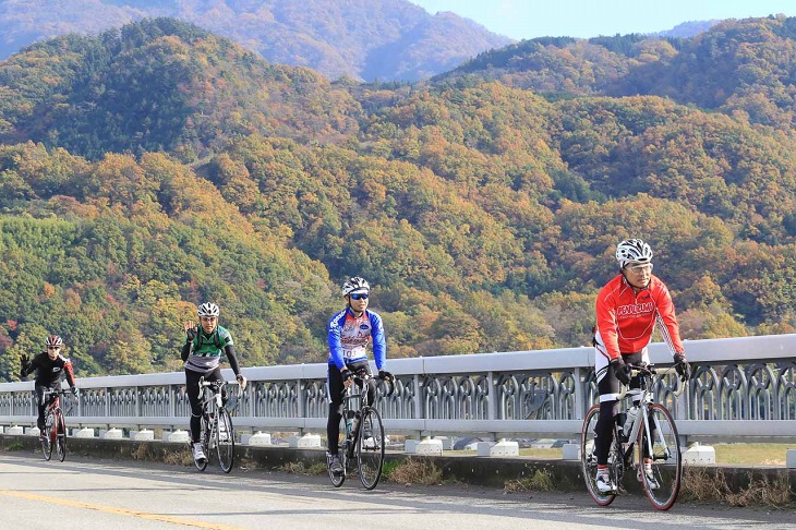 富士川大橋を渡っていく。この先、ショートカットする人はすぐにゴールだ