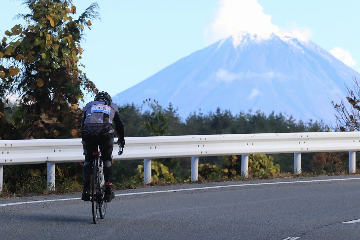 富士山を眼前に望みながら最後の力を振り絞って登ります