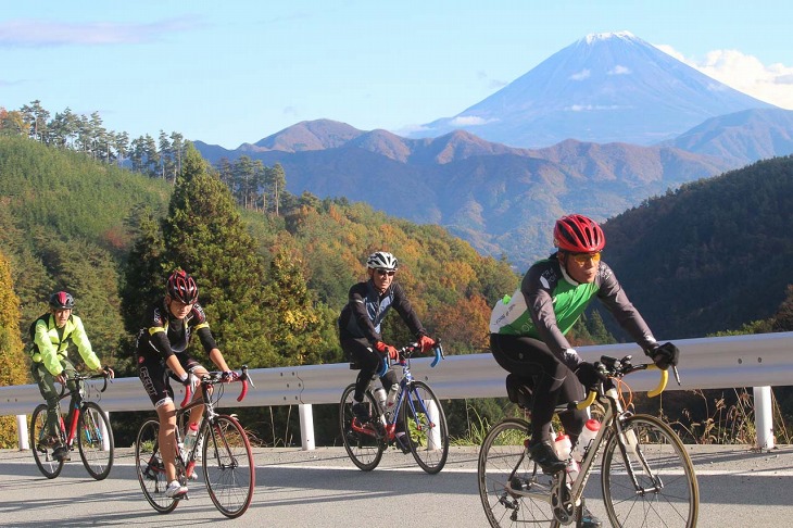 富士山を背景に走る南アルプスロングライド