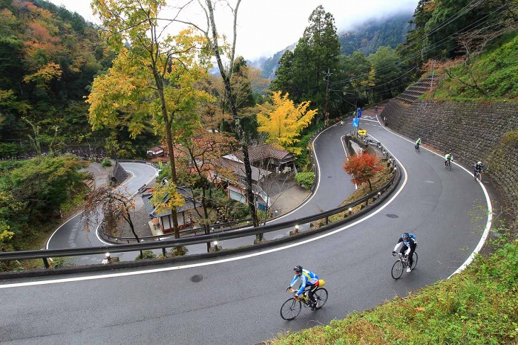 久遠寺を通り抜けると身延山を越える峠道に合流する