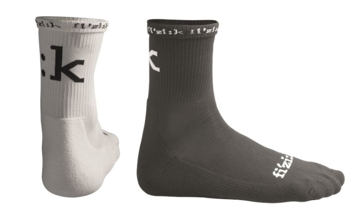 フィジーク RACING SOCKS WINTER。サマーソックとは編み方が異なっているため、保温性に優れている