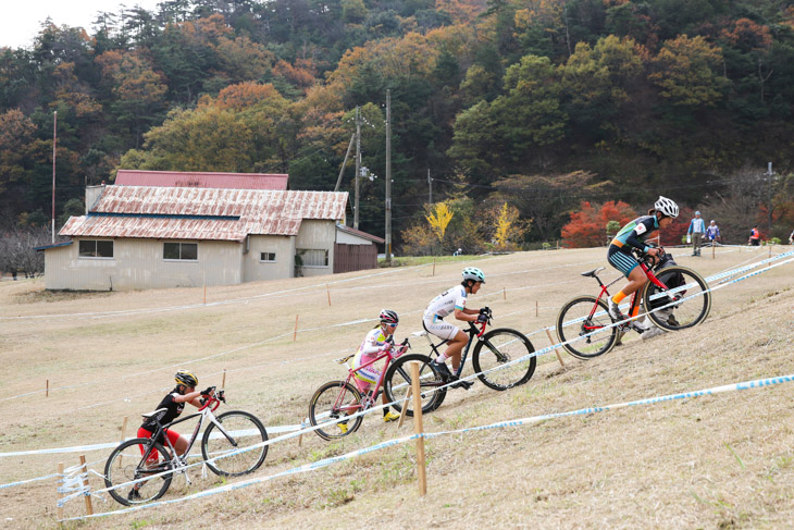 エリート女子　先頭パックを形成する今井、與那嶺、坂口、宮内